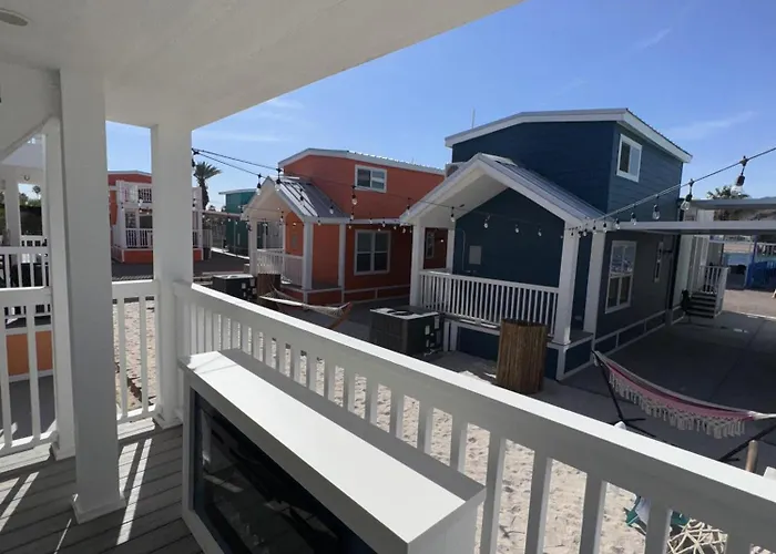 Holiday home Guitars & Tiki Bars, Roadrunner *